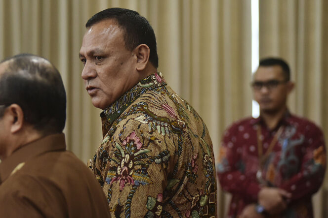 
					KETUA KY UNGKAP MAFIA PERADILAN SEUSAI TANDA TANGANI KERJASAMA KOMISI YUDISIAL - KPK. Ketua Komisi Yustisial, Amzulian Rifai (kiri) bersama Ketua KPK, Firli Bahuri, sebelum melakukan penandatanganan nota kesepahaman antara KY dan KPK, di gedung Komisi Yudisial RI, Jakarta, Kamis, 24 Agustus 2023. Kerjasama ini berkaitan dalam memperkuat pengawasan perilaku pada hakim - hakim sebagai penegak hukum sebagai upaya pencegahan dan pemberantasan korupsi di Indonesia. sedangkan dalam kata sambutan Ketua KY, Amzulian Rifai meminta KPK untuk mendalami adanya dugaan mafia peradilan terhadap banyak putusan yang janggal terkait penanganan perkara Penundaan Kewajiban Pembayaran Utang (PKPU).
Foto : TEMPO/Imam Sukamto