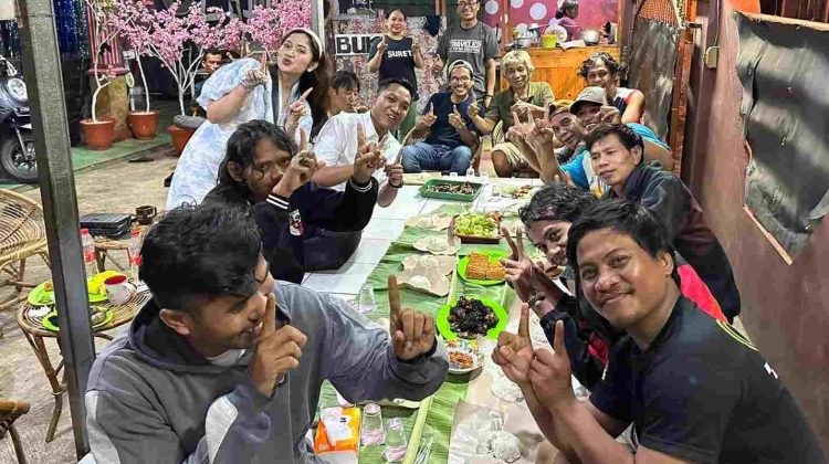 Caleg NasDem Bagas Angga Ngeliwet Bareng Warga Bojong Menteng Bekasi