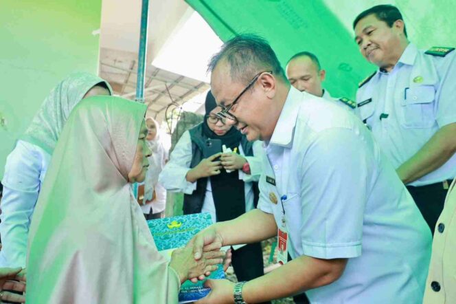 
					Pj Wali Kota Bekasi Serahkan Bantuan RUTILAHU di Jatiranggon