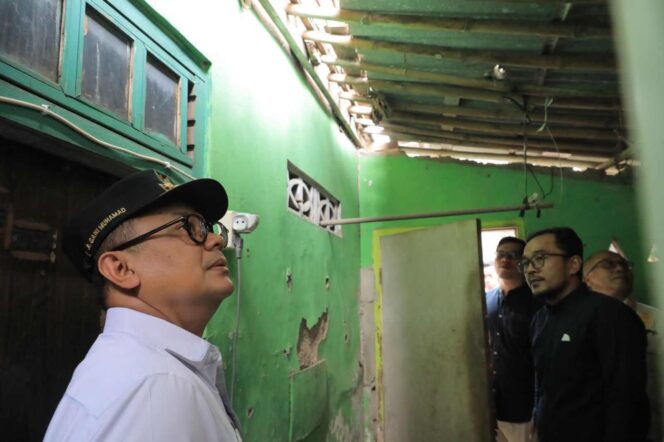 
					Pj Wali Kota Bekasi Serahkan Bantuan Rutilahu Kepada Warga Bantargebang