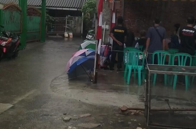
					Hujan dan Banjir Tidak Surutkan Warga Gunakan Hak Pilih
