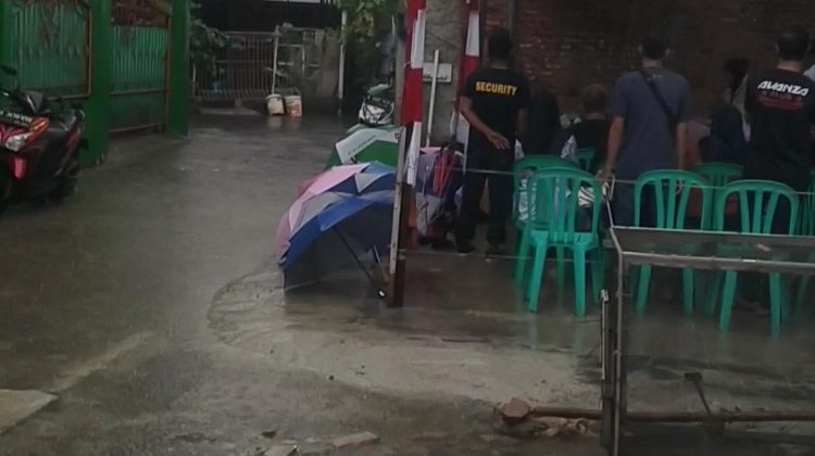 Hujan dan Banjir Tidak Surutkan Warga Gunakan Hak Pilih
