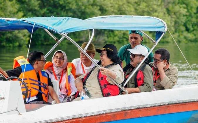Menteri LHK Bersama PWI Pusat Tanam Mangrove di TWA Angke-Kapuk
