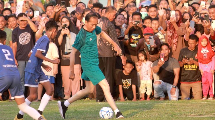Presiden Jokowi Main Bola di Gorontalo