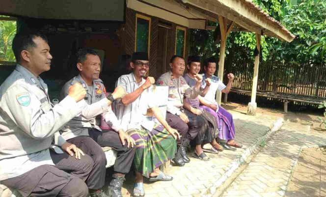 
					Kapolres Lebak Berikan Bantuan Sembako ke Ponpes Al Islamiyyah Banten