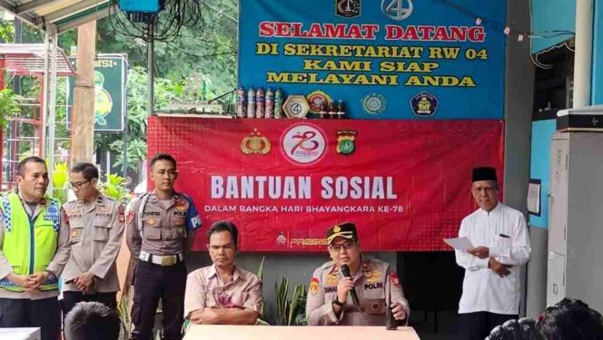 
					Kapolsek Cempaka Putih Beri Kebahagiaan Kepada Anak Yatim