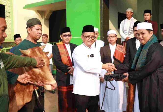 
					Pj Wali Kota Bekasi Serahkan Hewan Kurban