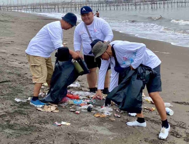 
					Rayakan 50 Tahun Aryaduta Menteng Membersihkan Pantai