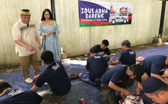 TIKI dan JNE Bagikan 4.200 Daging Kurban