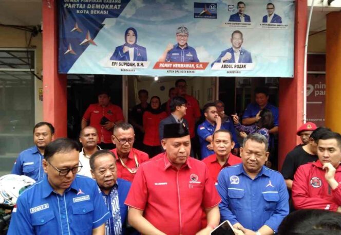 
					DPC Demokrat Kota Bekasi Serahkan Surat Tugas ke Tri Adhianto