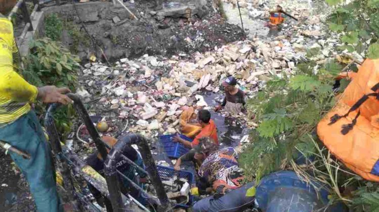 Pasukan Katak Orange DLH Kota Bekasi Sisir Kali Kapuk Medan Satria