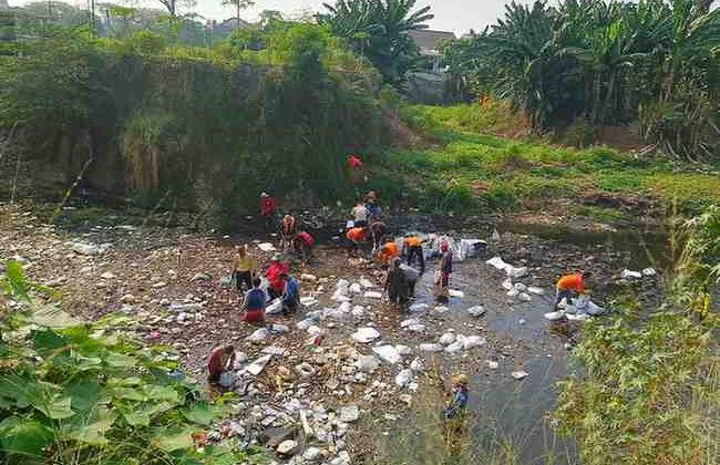 Sampah Menumpuk, Pasukan Katak DLH Kota Bekasi Lakukan Pematusan Kali Asem