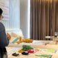 Seni Melipat Handuk, Kompetisi Menggembirakan Tamu di Ashley Hotel Group