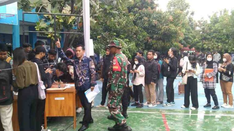 Puluhan Ribu Pencari Kerja Serbu Job Fair SMKN 5 Kota Bekasi