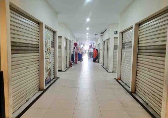 
					Ratusan Kios Pasar Jatiasih Kosong, Pedagang Mengeluh Imbas Online