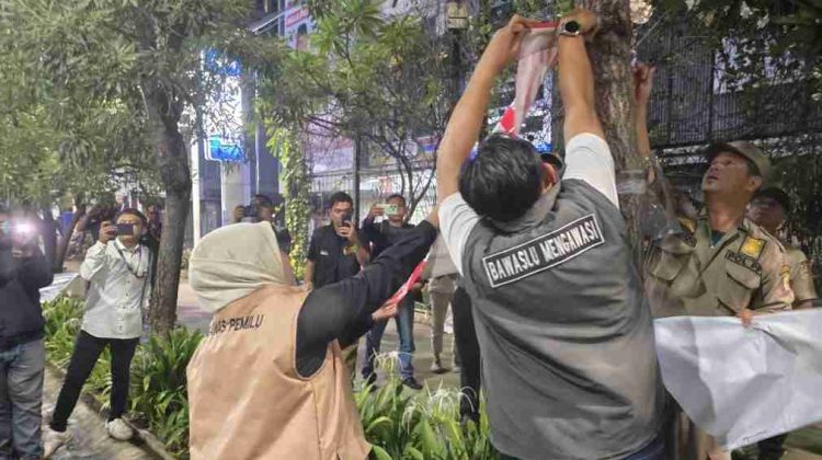Bawaslu Kota Bekasi Tertibkan APK Dalam Waktu 3 Hari
