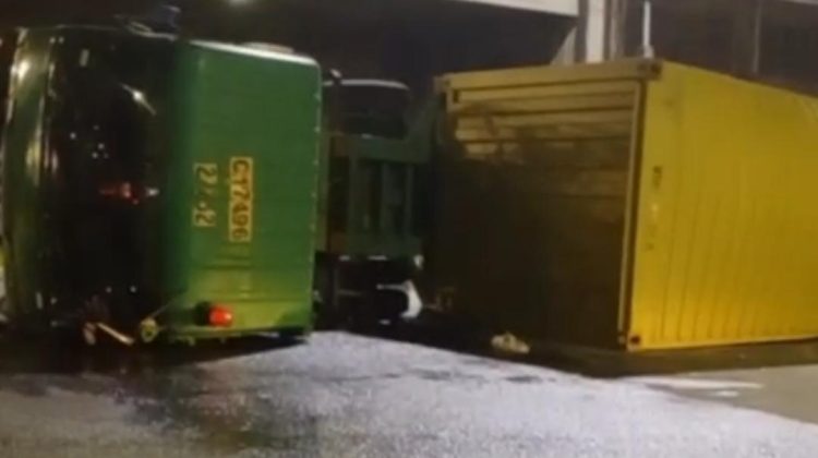 Truk Kontainer Terguling Depan Pemkot Bekasi