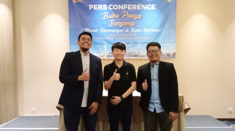 CEO Hyper Mega Shipping (tengah) Reef Man Memberikan Keterangan Kepada Awak Media pada Acara Buka Puasa Bersama
