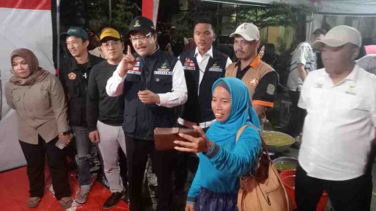 Karang Taruna Kota Bekasi Bangun Dapur Umum di Lokasi Banjir
