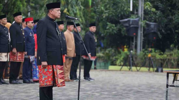 Tri Adhianto dan Haris Bobihoe Sumbangkan Gaji Pertama untuk Warga Terdampak Banjir