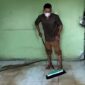 Usai Diterjang Banjir, Warga Teluk Buyung Berjibaku Bersihkan Lumpur