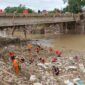 Usai Kota Bekasi Diterjang Banjir, Pasukan Katak Orange Berjibaku Bersihkan Sampah