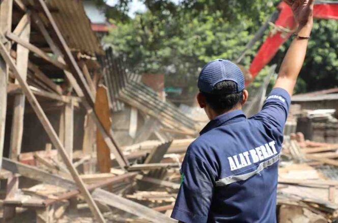 
					4 Bangunan Liar di Jatibening Baru dibongkar Pemkot Bekasi