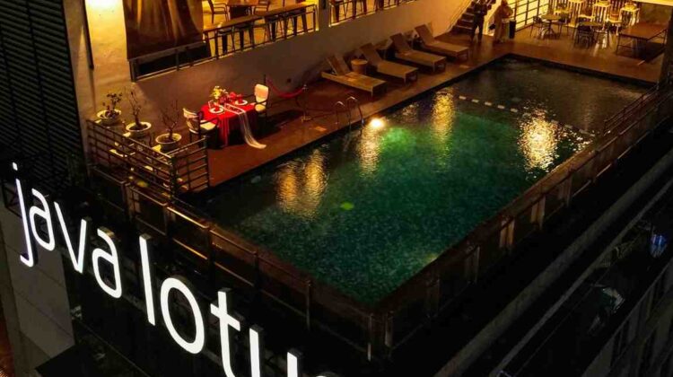 Foto : area rooftop infinity swimming pool dan Sky Lounge Java Lotus Hotel satu-satunya spot tertinggi yang menghadap langsung ke langit terbuka kota Jember
