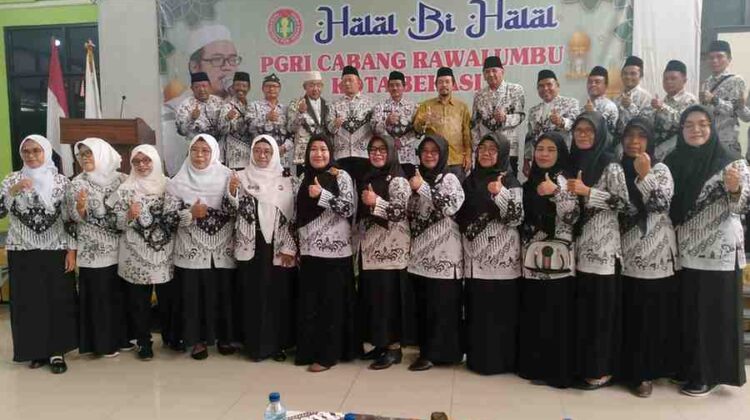 PGRI Cabang Rawalumbu Serahkan Uang Pensiun Bagi Tendik Purna Tugas