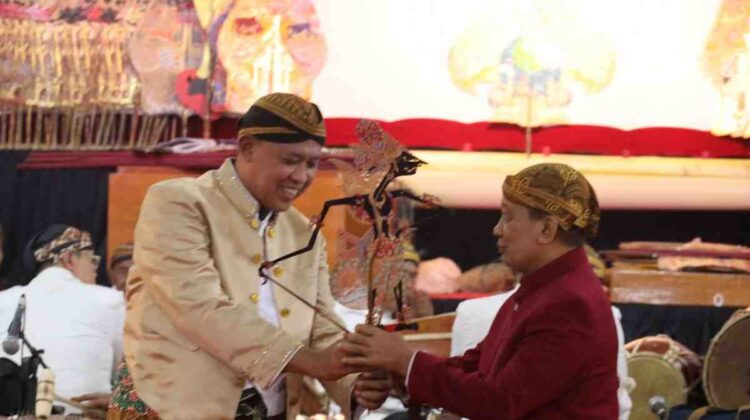 Pagelaran Wayang Kulit Modern Bersama Ki Gunarto Gunotalijendro
