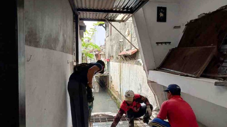 Pemerintah Kota Bekasi Bongkar Bangunan Liar Diatas Saluran Air