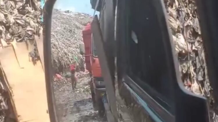 Supir Truk Sampah Keluhkan Antrean 6 Jam di Bantargebang