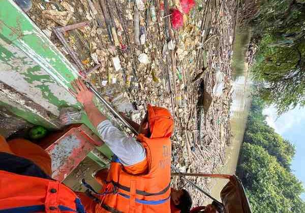 Foto: Pasukan Katak Orange DLH Kota Bekasi, berhasil mengangkut 7 kubik sampah yang terbawa arus Kali Bekasi