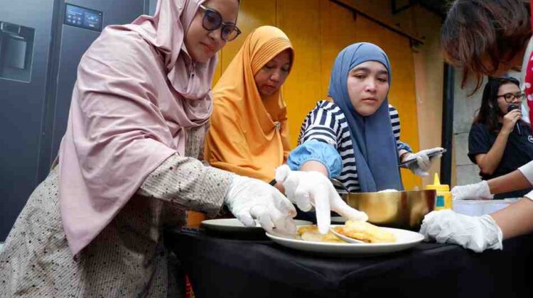 Foto: Salah satu peserta ikut terlibat dalam membuat hidangan penutup 
Pavlova Manggo Curt & Tropical Fruit  
