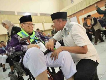 Foto : Wali Kota Bekasi, Dr. Tri Adhianto, Lepas keberangkatan 420 calon jamaah haji Kota Bekasi dari kloter pertama 