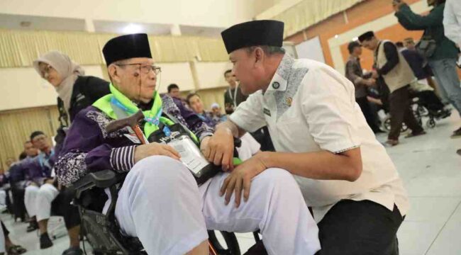 Foto : Wali Kota Bekasi, Dr. Tri Adhianto, Lepas keberangkatan 420 calon jamaah haji Kota Bekasi dari kloter pertama 