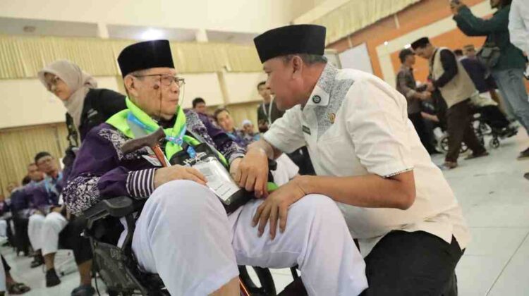 Foto : Wali Kota Bekasi, Dr. Tri Adhianto, Lepas keberangkatan 420 calon jamaah haji Kota Bekasi dari kloter pertama 