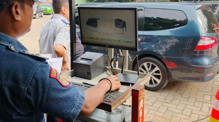 Foto : Dinas Lingkungan Hidup (DLH) Kota Bekasi menggelar uji emisi kendaraan bermotor dalam rangka memeringati Hari Lingkungan Hidup Sedunia