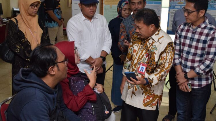 Foto: Inspektur Jenderal (Irjen) Kementerian Pendidikan Dasar dan Menengah (Kemendikdasmen), Faisal Syahrul, melakukan inspeksi mendadak (spot check) ke dua sekolah favorit di Kota Bekasi: SMAN 1 Bekasi dan SMAN 3 Bekasi