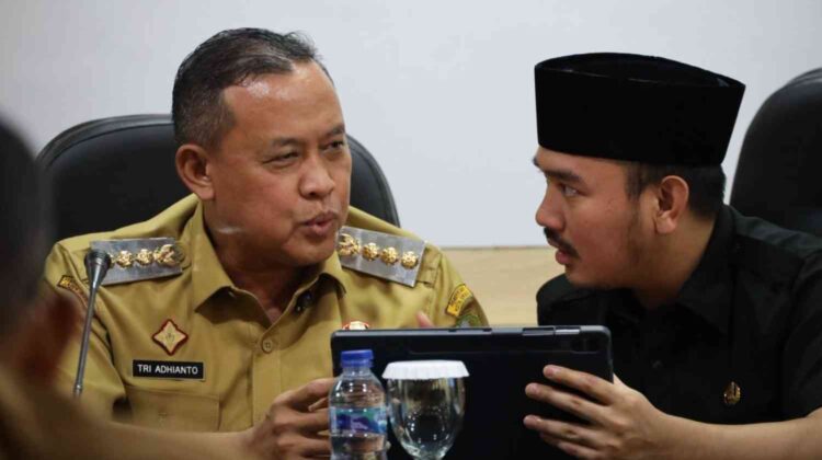 Foto: Wali Kota Bekasi, Tri Adhianto bersama Bupati Bekasi Ade Kuswara Kunang