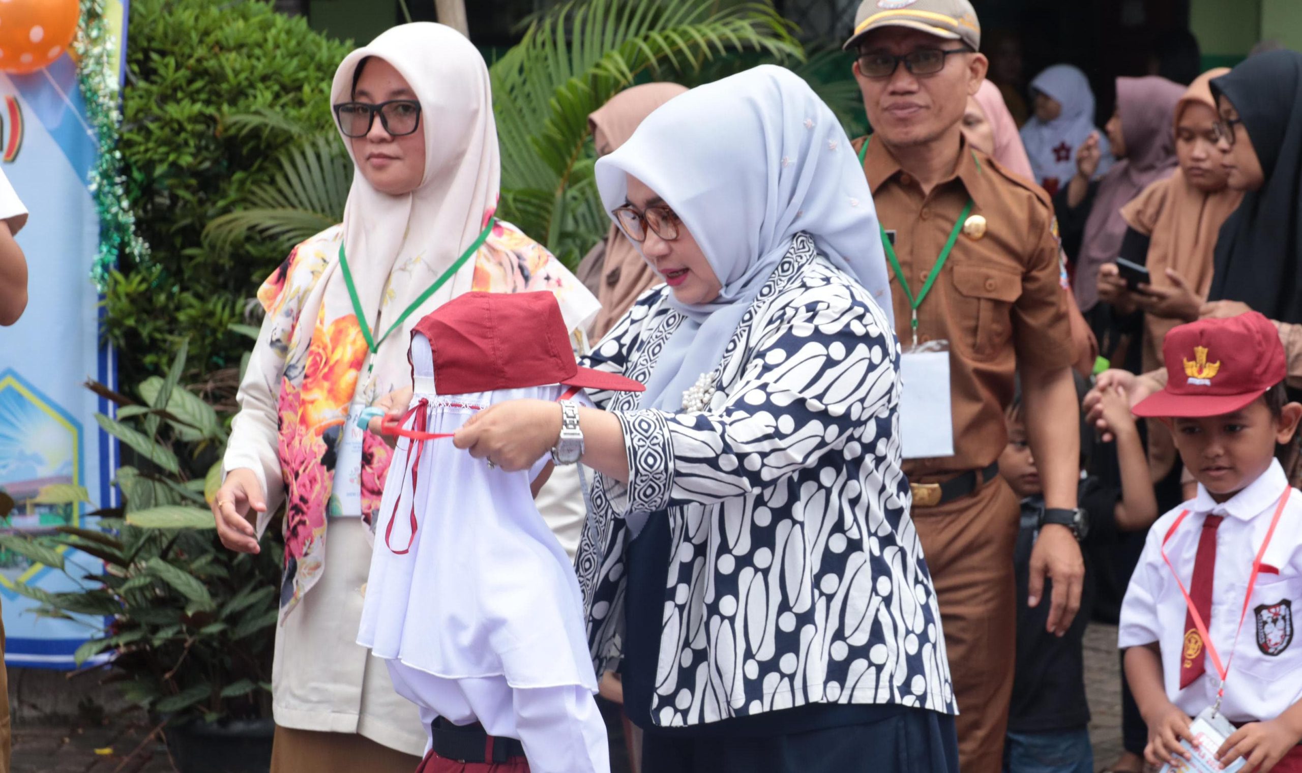 Ketua TP PKK Kota Bekasi Meninjau Kegiatan MPLS ke Sejumlah Sekolah