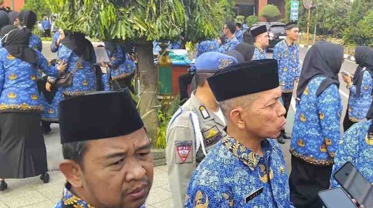 Kepala BKPSDM Kota Bekasi Serahkan SK PPPK Tenaga Kesehatan
