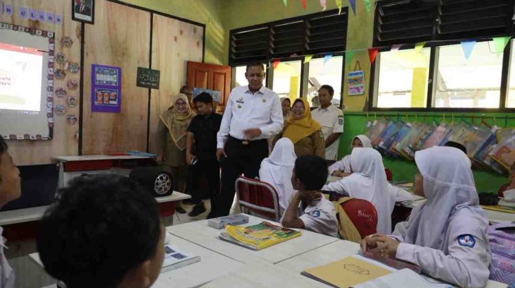Wali Kota Bekasi Tinjau SDN Margahayu IX Temukan Kondisi Bangunan Rapuh, Tembok Retak