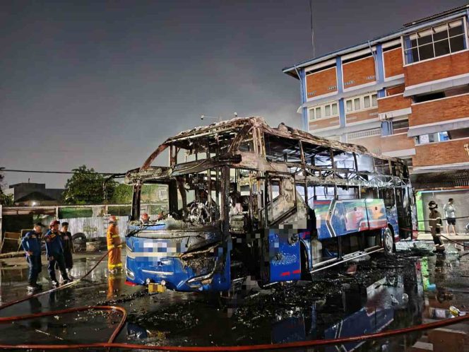 
					Bus Double Decker Ludes Terbakar di Terminal Bekasi