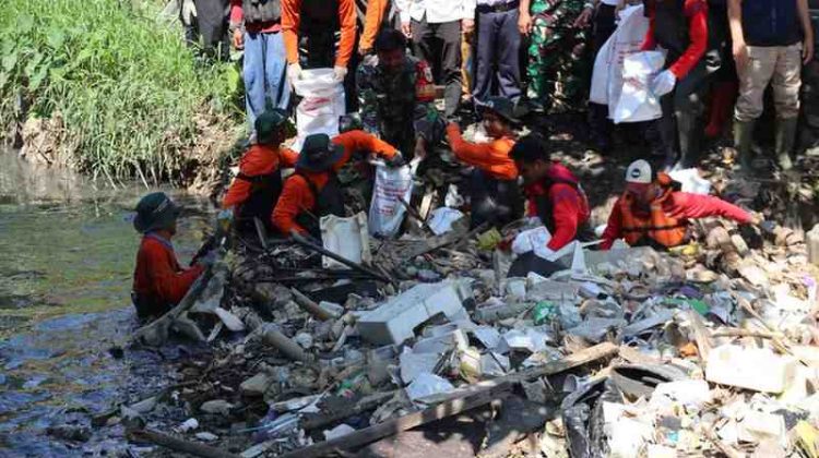 Gotong Royong Pemerintah Kota Bekasi, Pandawara, dan Swasta Bersihkan Kali Kapuk dari Sampah