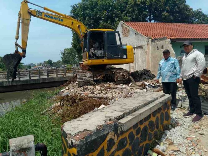 
					Dukung Ketersediaan RTH, Kelurahan Margamulya Normalisasi Saluran Sekunder Telukbuyung