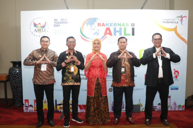 
					Dari kiri-kanan: Sekjen DPP AHLI Budi Rahman, Ketua Umum DPP AHLI I Ketut Swabawa, Ketua DPD AHLI Jawa Barat Aty Fadjariaty, Asdep Peningkatan Kapasitas SDM Industri pada Deputi Sumber Daya & Kelembagaan Kementerian Pariwisata RI Dr. Faisal, MM.Par., CHE, Ketua Dewan Pertimbangan AHLI Ferdi Arminius