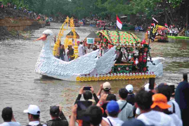 
					Festival Cilung 2025 Warnai Ciliwung dengan Parade Perahu Daur Ulang dan Seni Betawi
