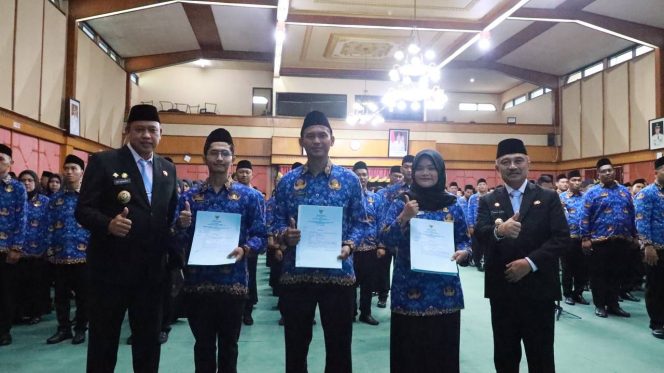 
					Wali Kota Bekasi Lantik 385 PPPK dan Serahkan SK PNS Baru,