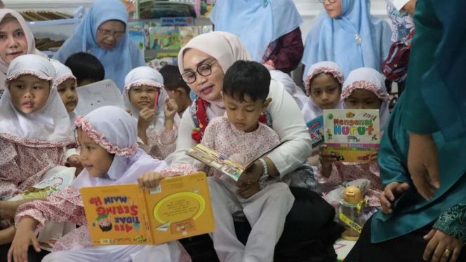 
					Ketua TP PKK Kota Bekasi Tinjau Lomba Kreasi dan Inovasi Warga di Pondok Gede